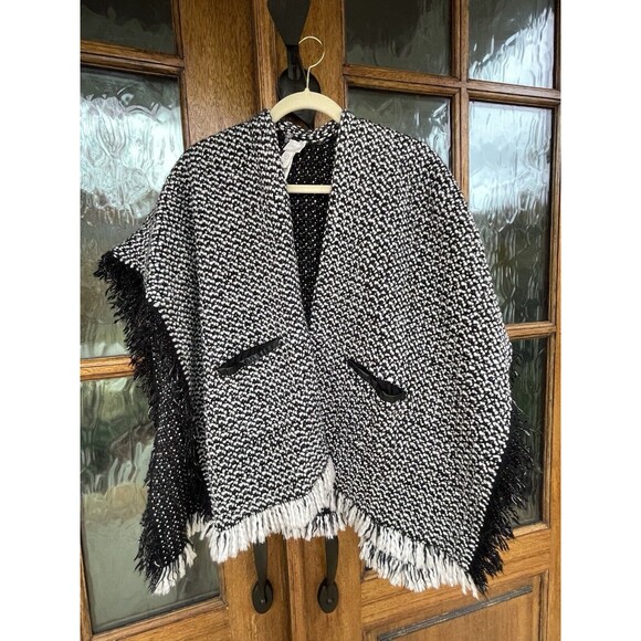 Chicos Jayne Fringe Ruana One Size OS Black White Wrap Acrylic Classy - Picture 4 of 8